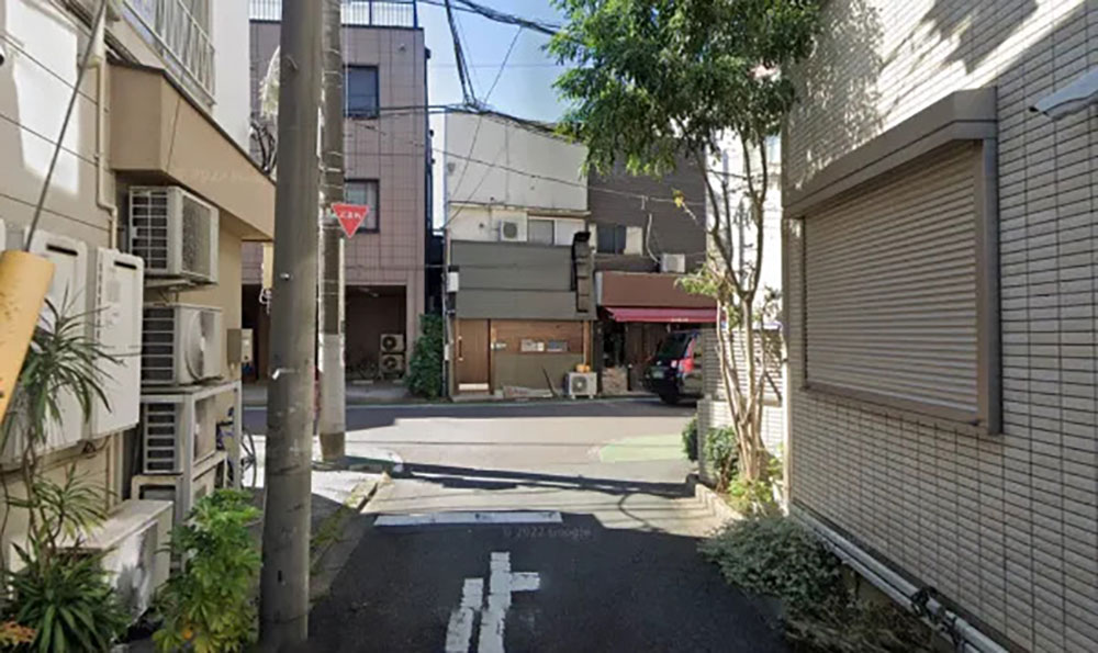 突き当たりを右に進みます